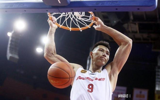 今晨突围战来临，拜仁慕尼黑围绕欧篮联官宣签约，引发热议，身体对抗强度拉满